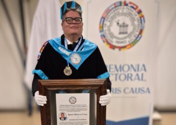 Eduardo Avalos González es investido con el Doctorado honoris causa por su labor en defensa de la infancia